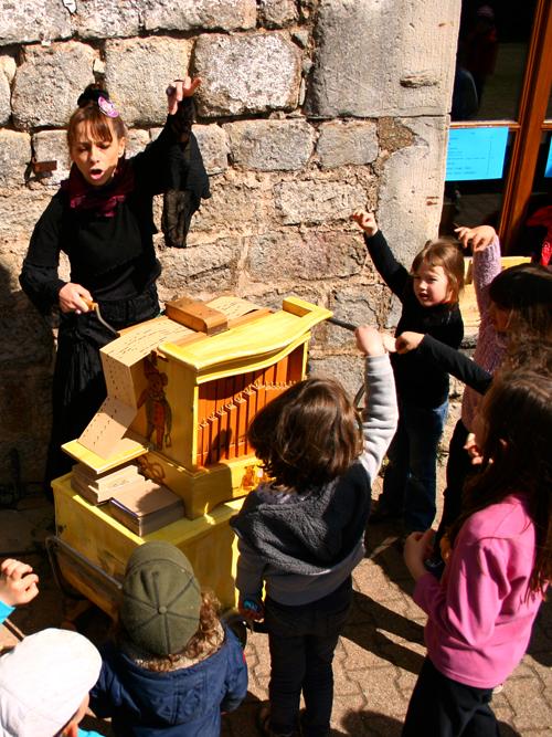 animation de fête de village à l'orgue de Barbarie