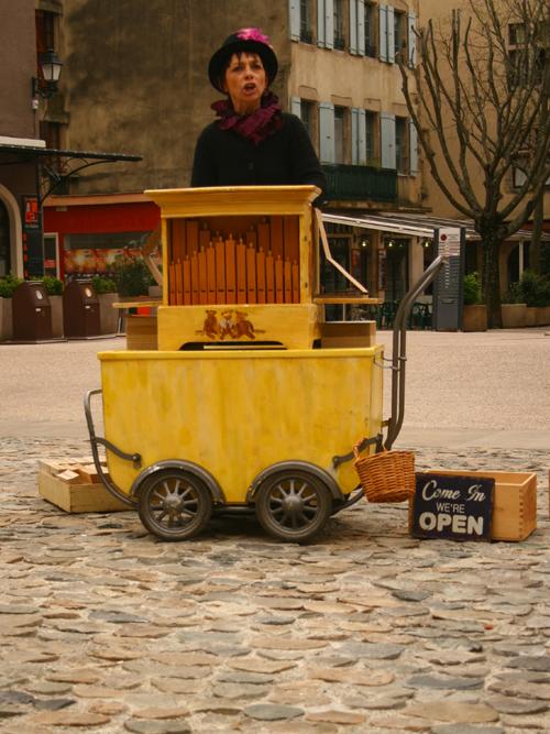 animation de fête de village à l'orgue de Barbarie