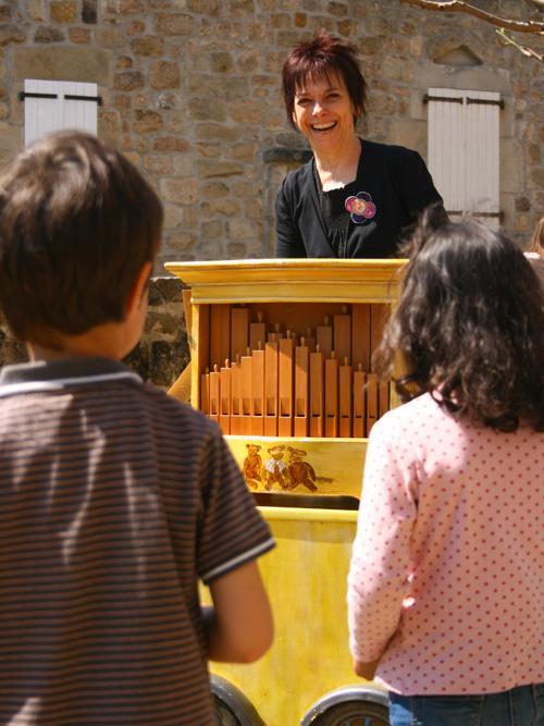 l'orgue de Barbarie plait aux enfants