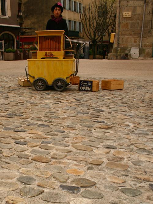 animation de rue à l'orgue de Barbarie en Ardèche