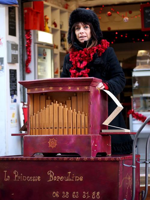 animation de Noël à l'orgue de Barbarie à Vallauris, dans les Alpes Maritimes