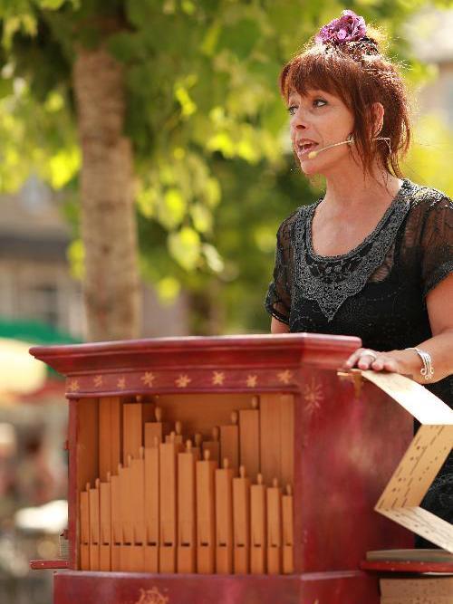 animation d'une brocante à l'orgue de Barbarie en Lozère