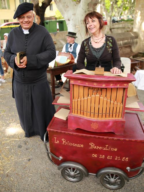 fête à l'ancienne à l'orgue de Barbarie, à Aureille