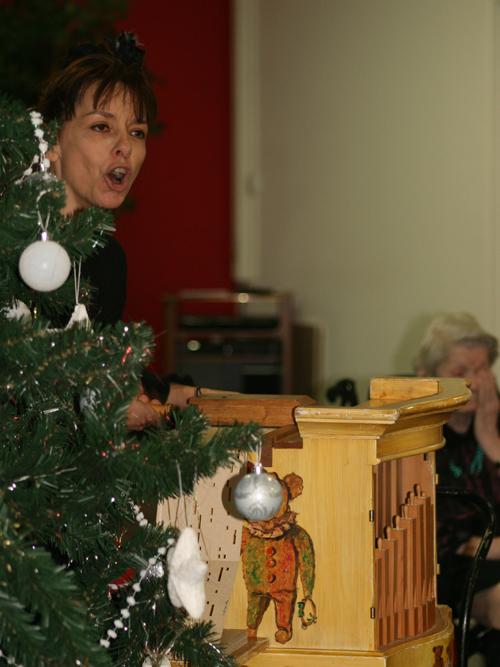 animation de Noël en maison de retraite à l'orgue de Barbarie