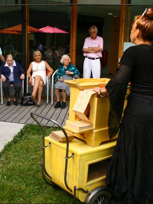 animation en maison de retraite dans les jardins