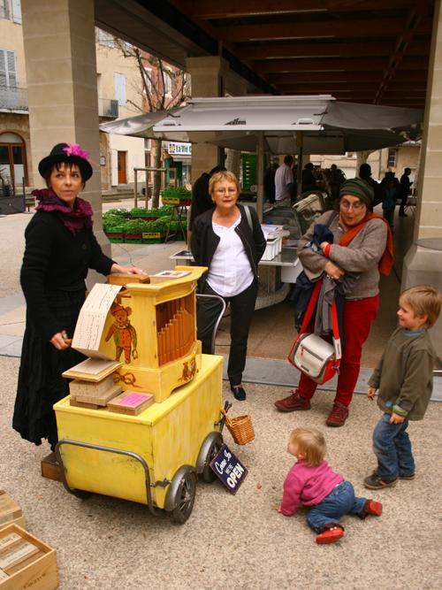 animation du marché de Noël de Metz à l'orgue de Barbarie