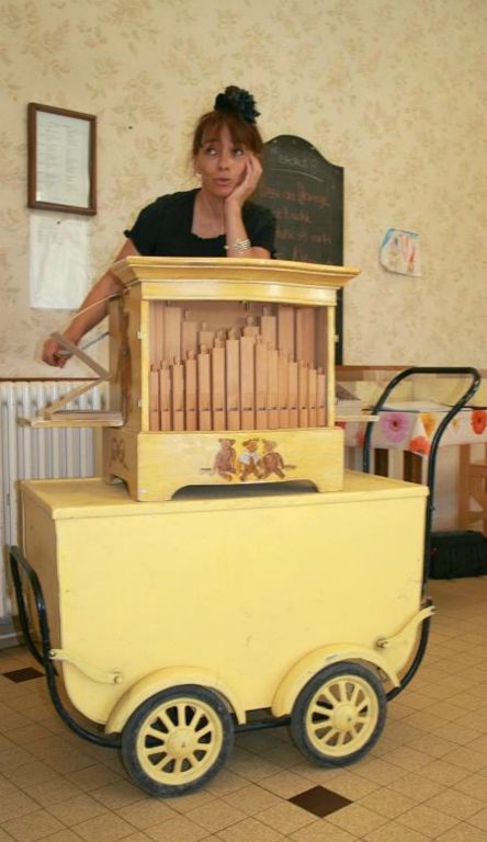 la Princesse Barouline joue de l'orgue de Barbarie pour les personnes âgées