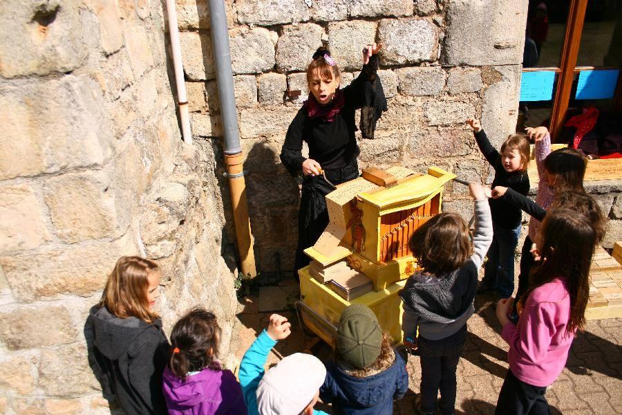 les enfants sont fascinés par l'orgue de Barbarie