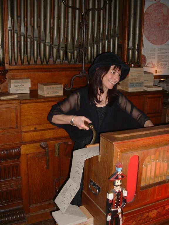 un orgue de Barbarie et un orgue d'église