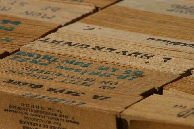 plusieurs bacs de cartons perforés