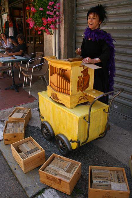 les titres des morceaux sont aux yeux des passants